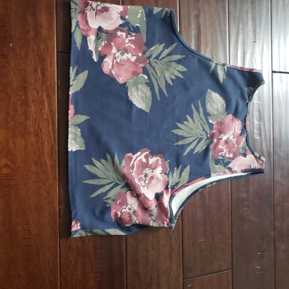 Navy & Burgundy Aeropostale Floral Crop Top - Picture 3 of 3